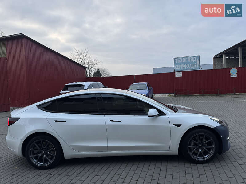 Седан Tesla Model 3 2022 в Володимирі