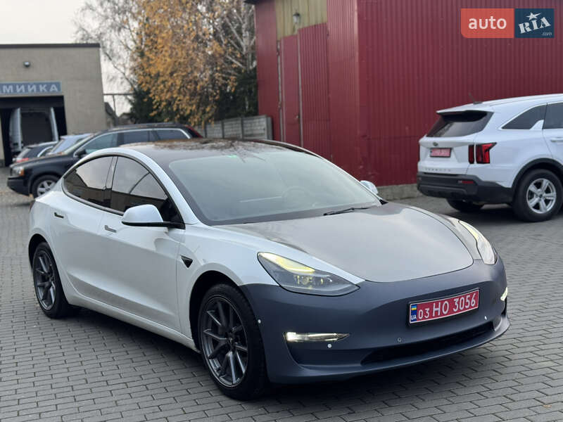 Седан Tesla Model 3 2022 в Володимирі
