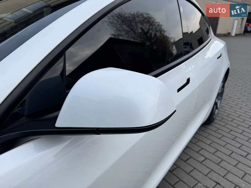 Седан Tesla Model 3 2022 в Володимирі