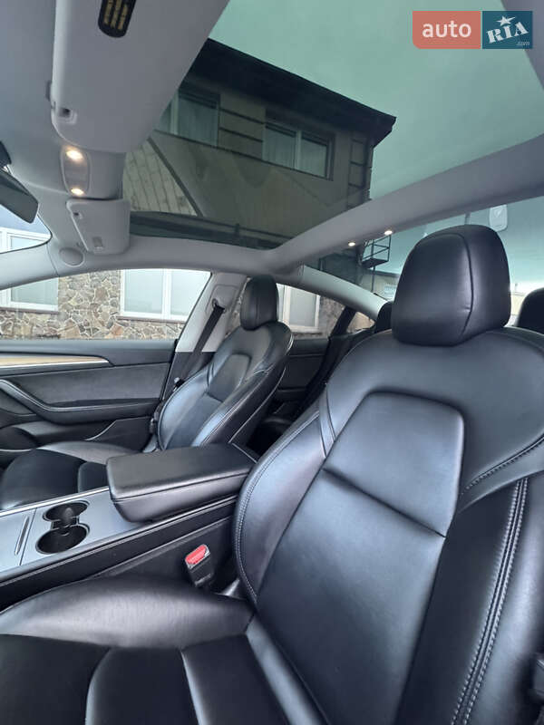 Седан Tesla Model 3 2022 в Володимирі