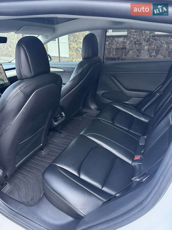 Седан Tesla Model 3 2022 в Володимирі