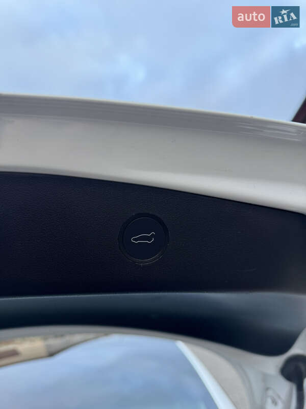 Седан Tesla Model 3 2022 в Володимирі