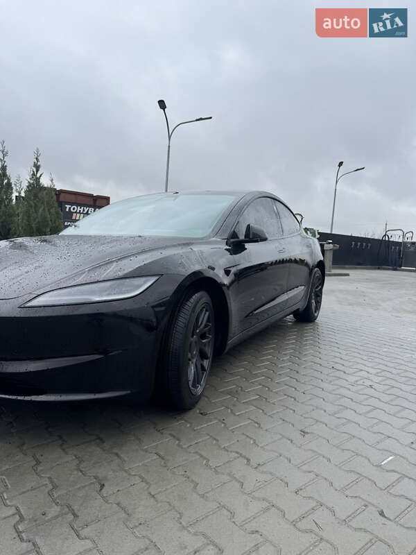 Седан Tesla Model 3 2024 в Буске