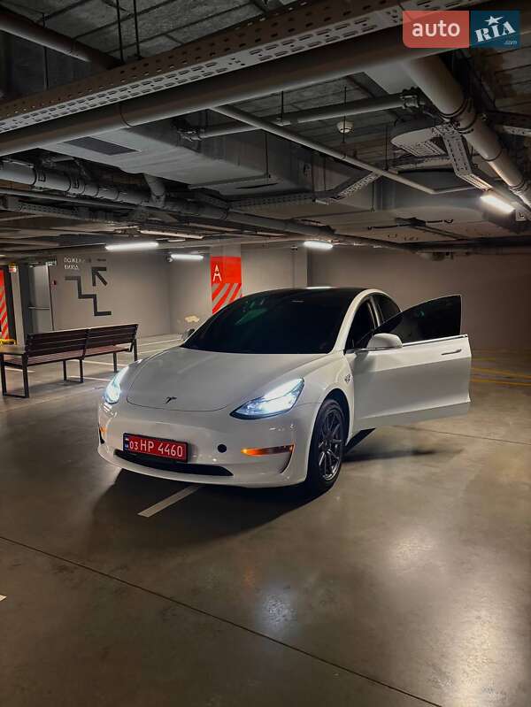 Седан Tesla Model 3 2020 в Львове