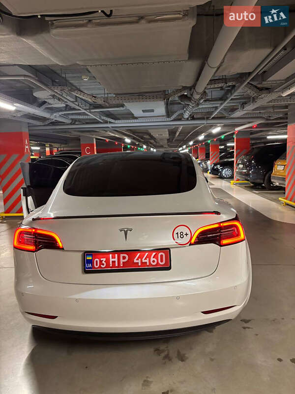 Седан Tesla Model 3 2020 в Львове