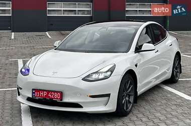 Седан Tesla Model 3 2021 в Дубні