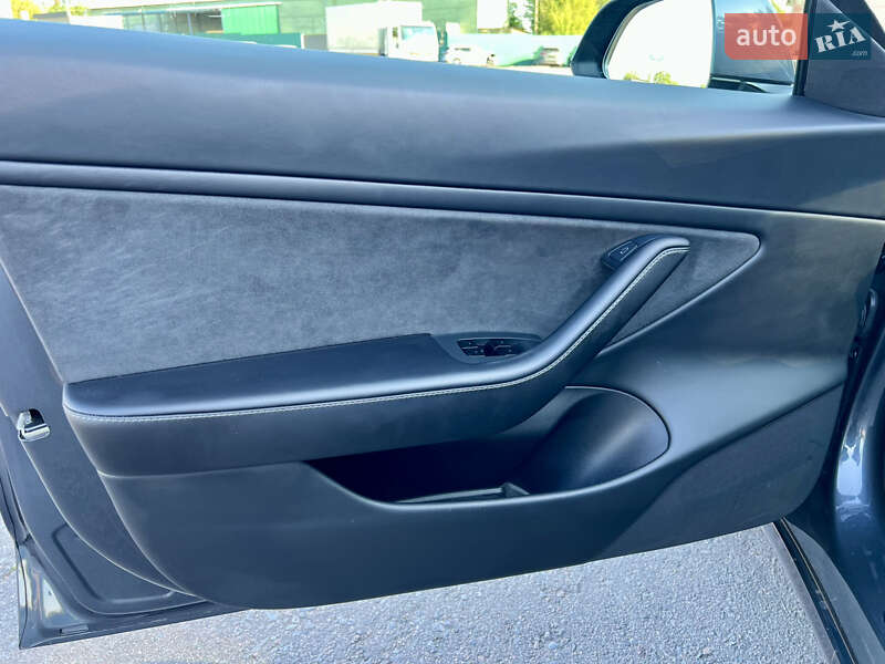 Седан Tesla Model 3 2021 в Рівному