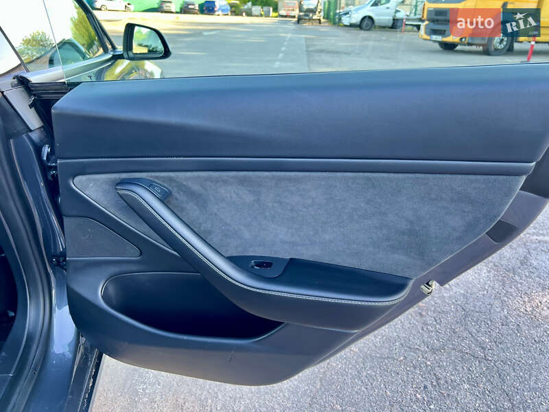 Седан Tesla Model 3 2021 в Рівному