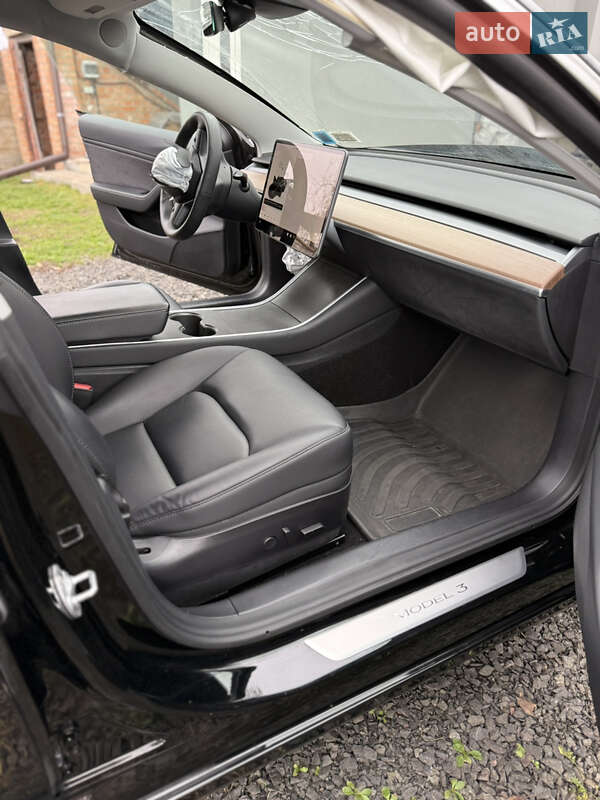 Седан Tesla Model 3 2020 в Луцьку
