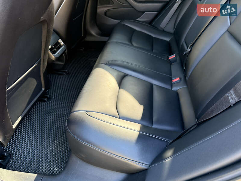 Седан Tesla Model 3 2019 в Нововолинську