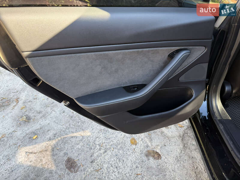 Седан Tesla Model 3 2019 в Нововолинську