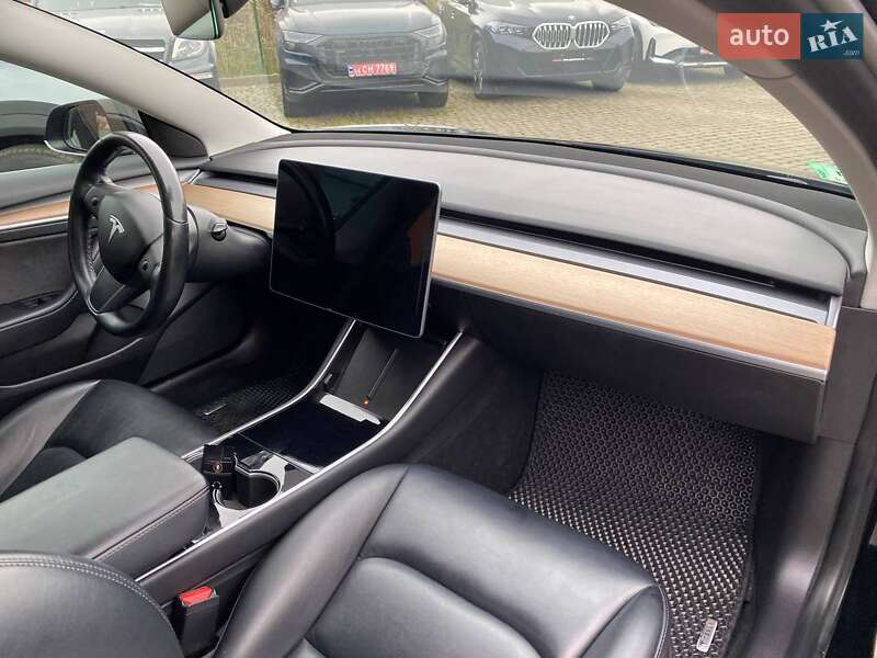 Седан Tesla Model 3 2018 в Львові