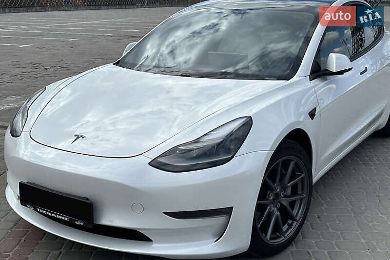Седан Tesla Model 3 2021 в Киеве