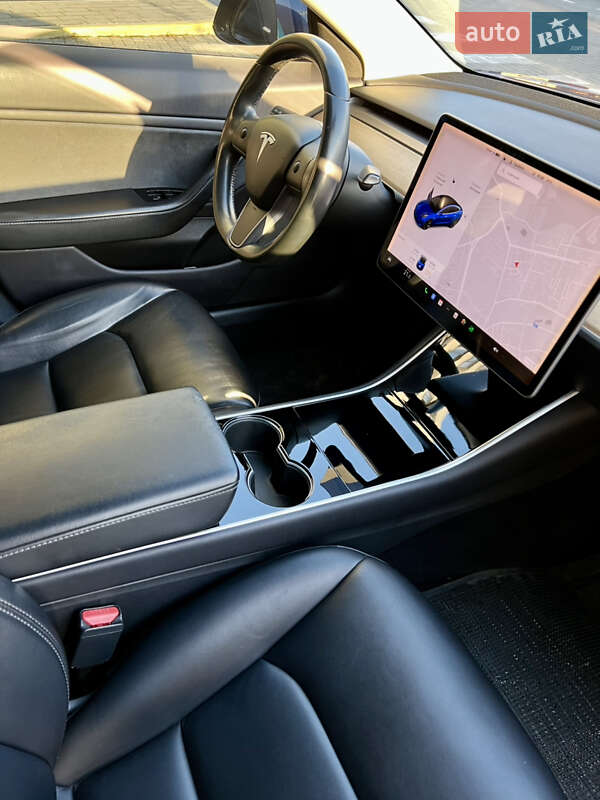 Седан Tesla Model 3 2019 в Львові