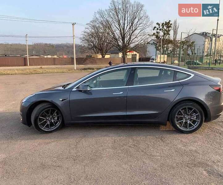 Седан Tesla Model 3 2018 в Львові