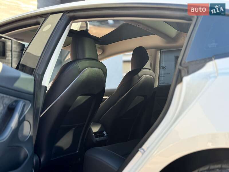 Седан Tesla Model 3 2023 в Києві
