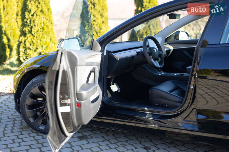 Седан Tesla Model 3 2021 в Львові