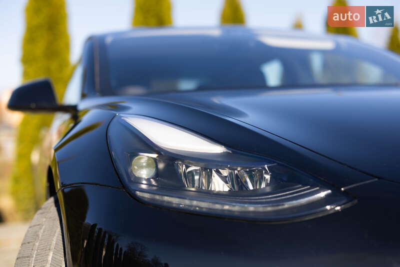 Седан Tesla Model 3 2021 в Львові