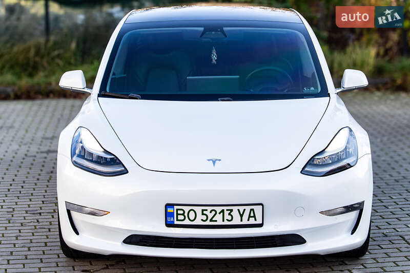 Седан Tesla Model 3 2019 в Львові