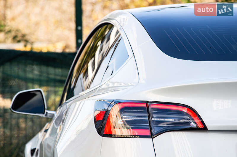 Седан Tesla Model 3 2019 в Львові