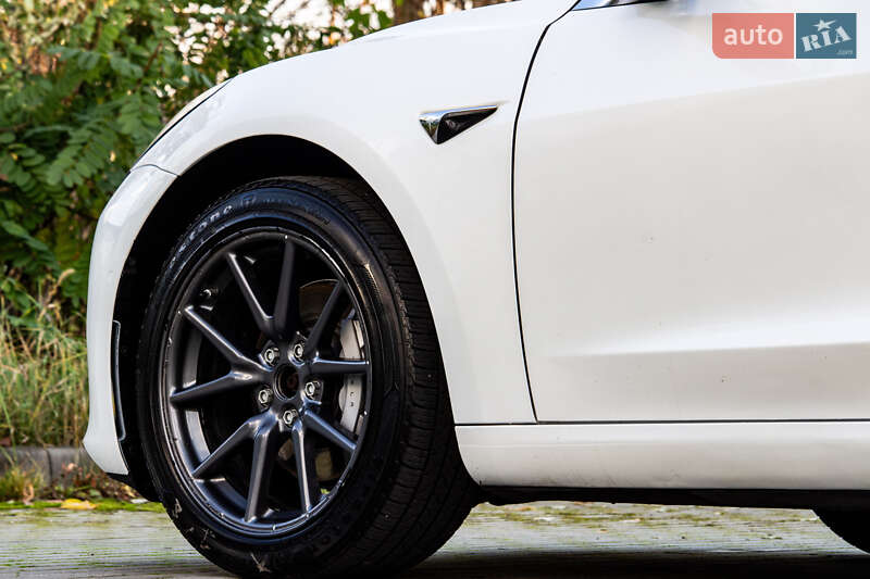 Седан Tesla Model 3 2019 в Львові