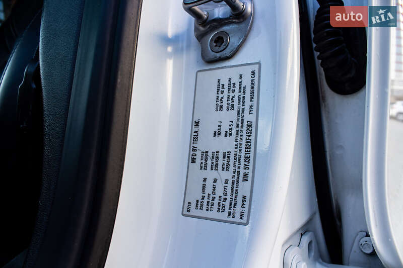 Седан Tesla Model 3 2019 в Львові