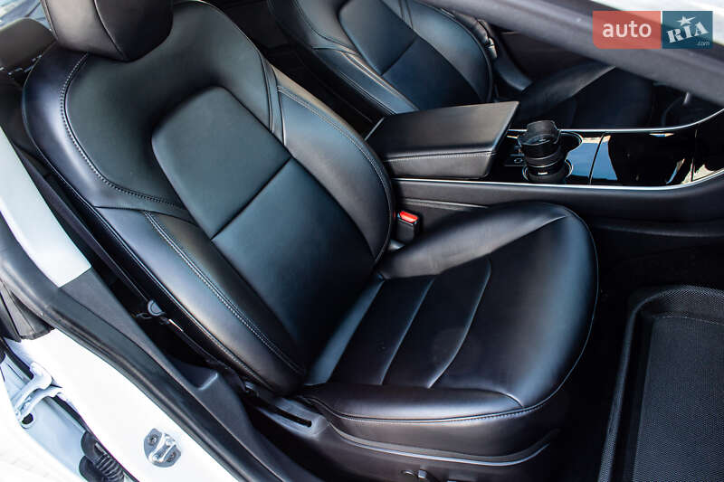 Седан Tesla Model 3 2019 в Львові