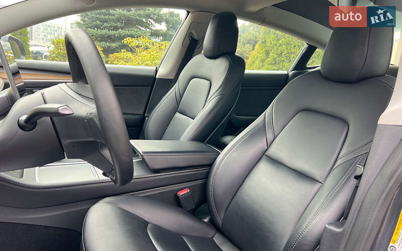 Седан Tesla Model 3 2022 в Львове