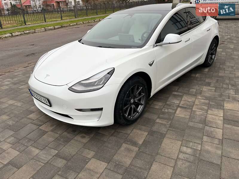 Седан Tesla Model 3 2019 в Остроге