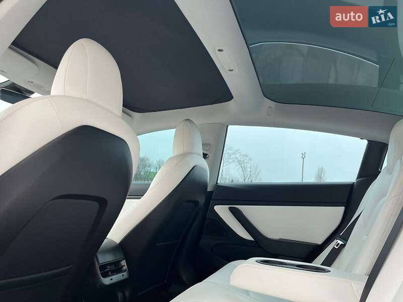 Седан Tesla Model 3 2019 в Остроге