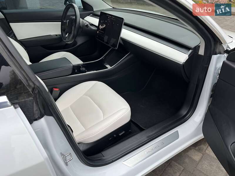 Седан Tesla Model 3 2019 в Остроге
