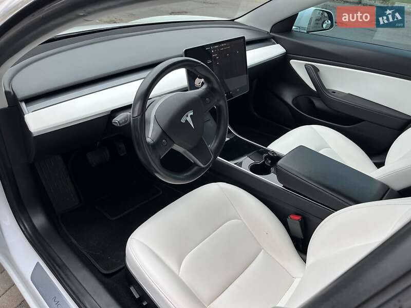 Седан Tesla Model 3 2019 в Остроге