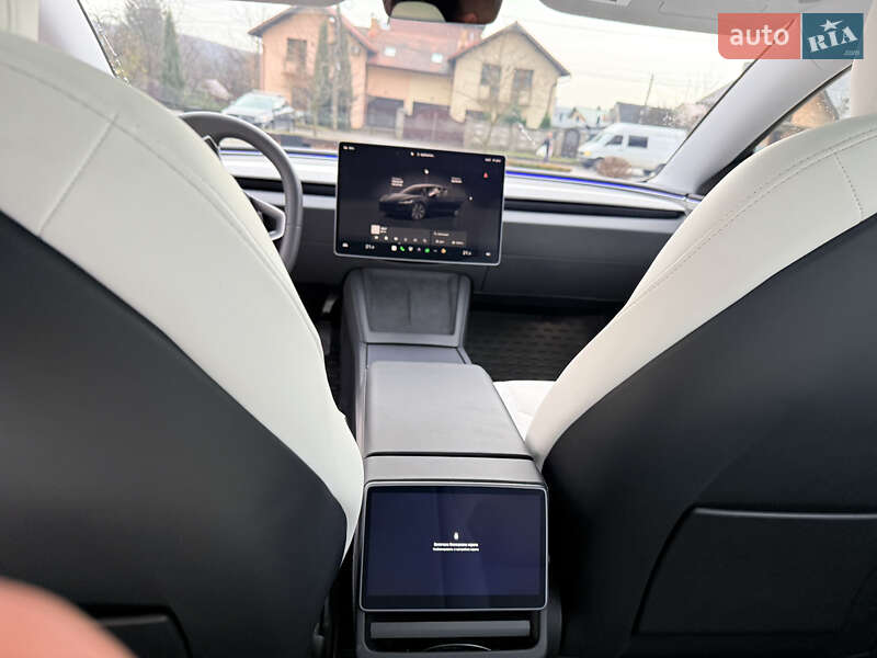 Седан Tesla Model 3 2024 в Львове