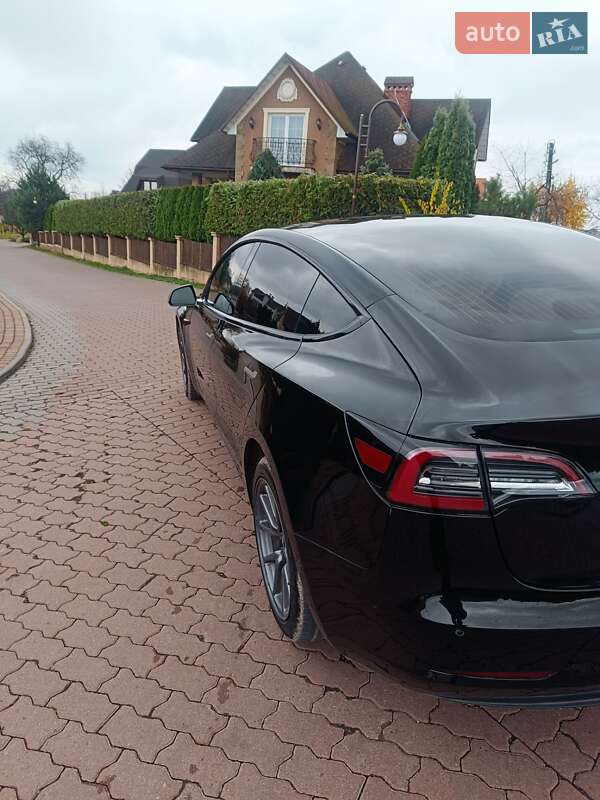 Седан Tesla Model 3 2019 в Черновцах
