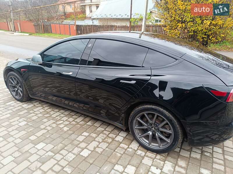 Седан Tesla Model 3 2019 в Черновцах