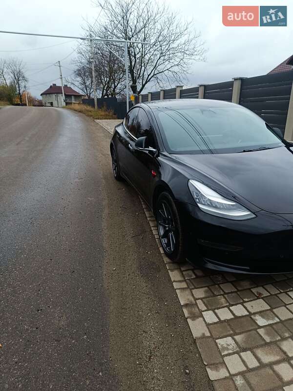 Седан Tesla Model 3 2019 в Черновцах