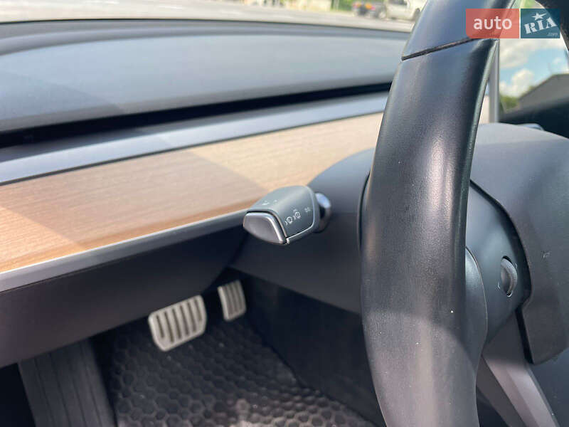 Седан Tesla Model 3 2019 в Львові