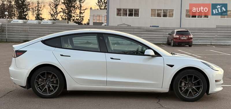 Седан Tesla Model 3 2021 в Ровно