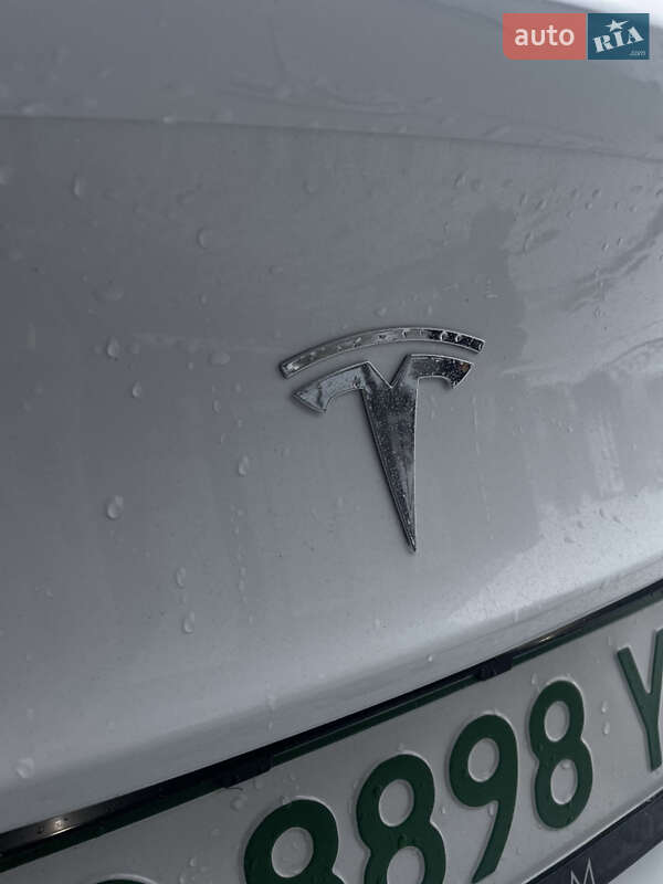 Седан Tesla Model 3 2018 в Львове