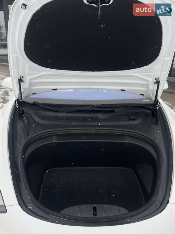 Седан Tesla Model 3 2018 в Львове