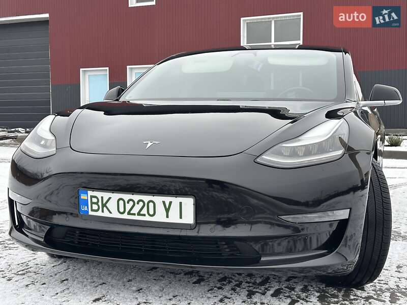 Седан Tesla Model 3 2018 в Ровно
