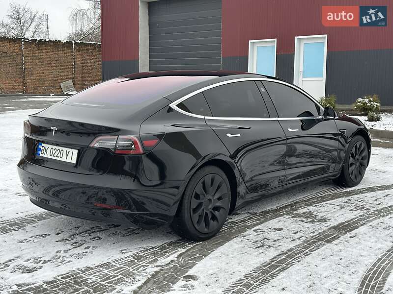 Седан Tesla Model 3 2018 в Ровно