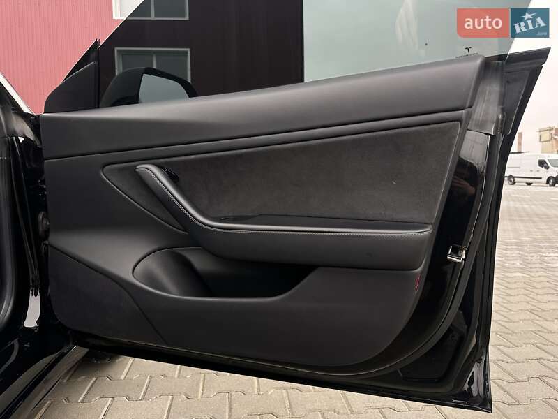 Седан Tesla Model 3 2018 в Ровно