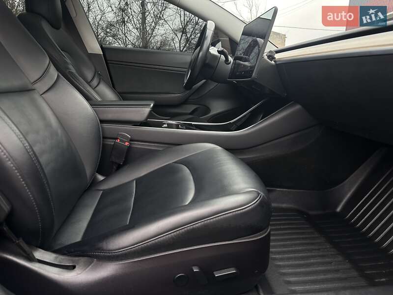Седан Tesla Model 3 2018 в Ровно