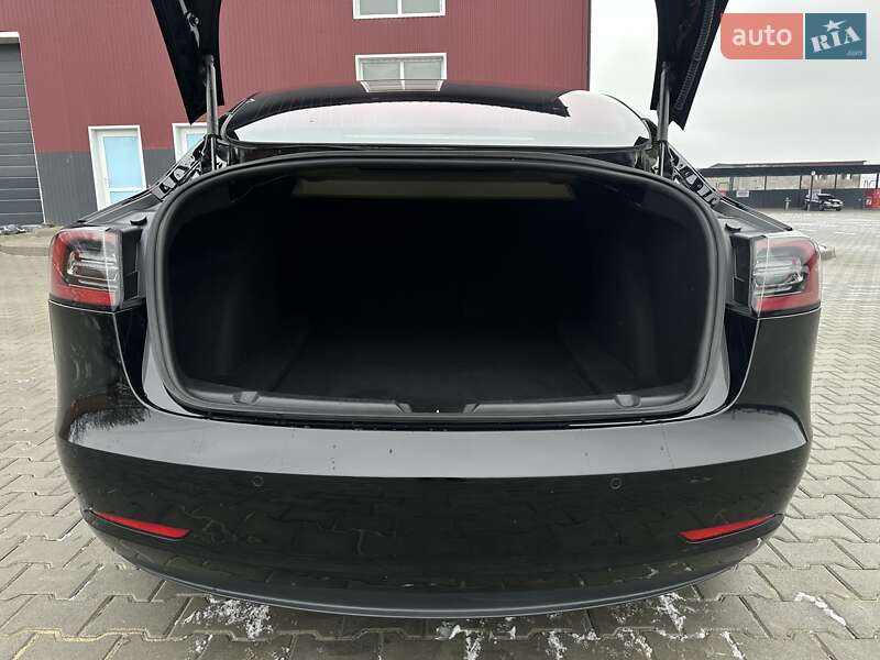 Седан Tesla Model 3 2018 в Ровно