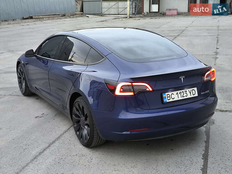 Седан Tesla Model 3 2023 в Львове