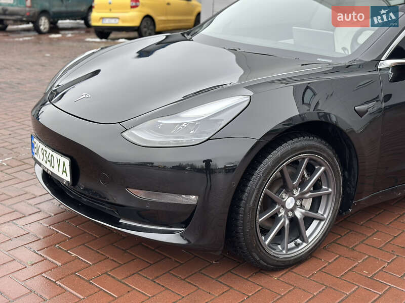 Седан Tesla Model 3 2020 в Ровно
