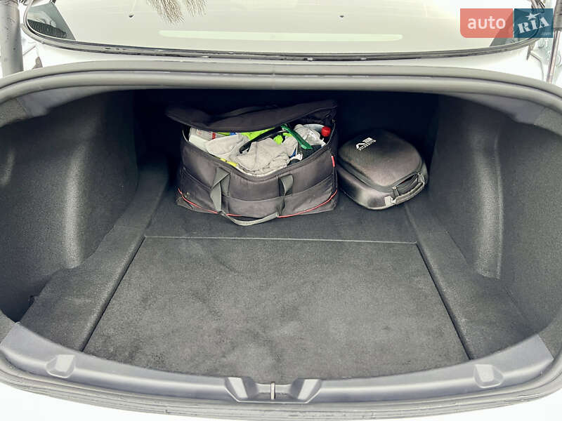 Седан Tesla Model 3 2022 в Луцке