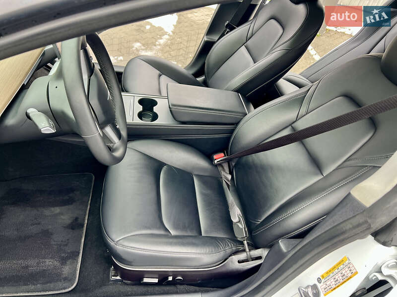 Седан Tesla Model 3 2022 в Луцке