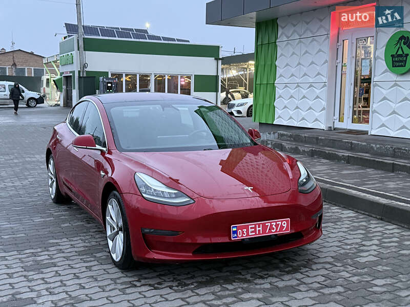 Седан Tesla Model 3 2019 в Володимирі